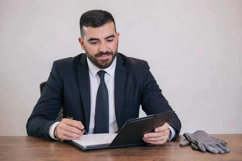 עו״ד אימן דכואר — בדיקת זכויות עובדים במוסכים
